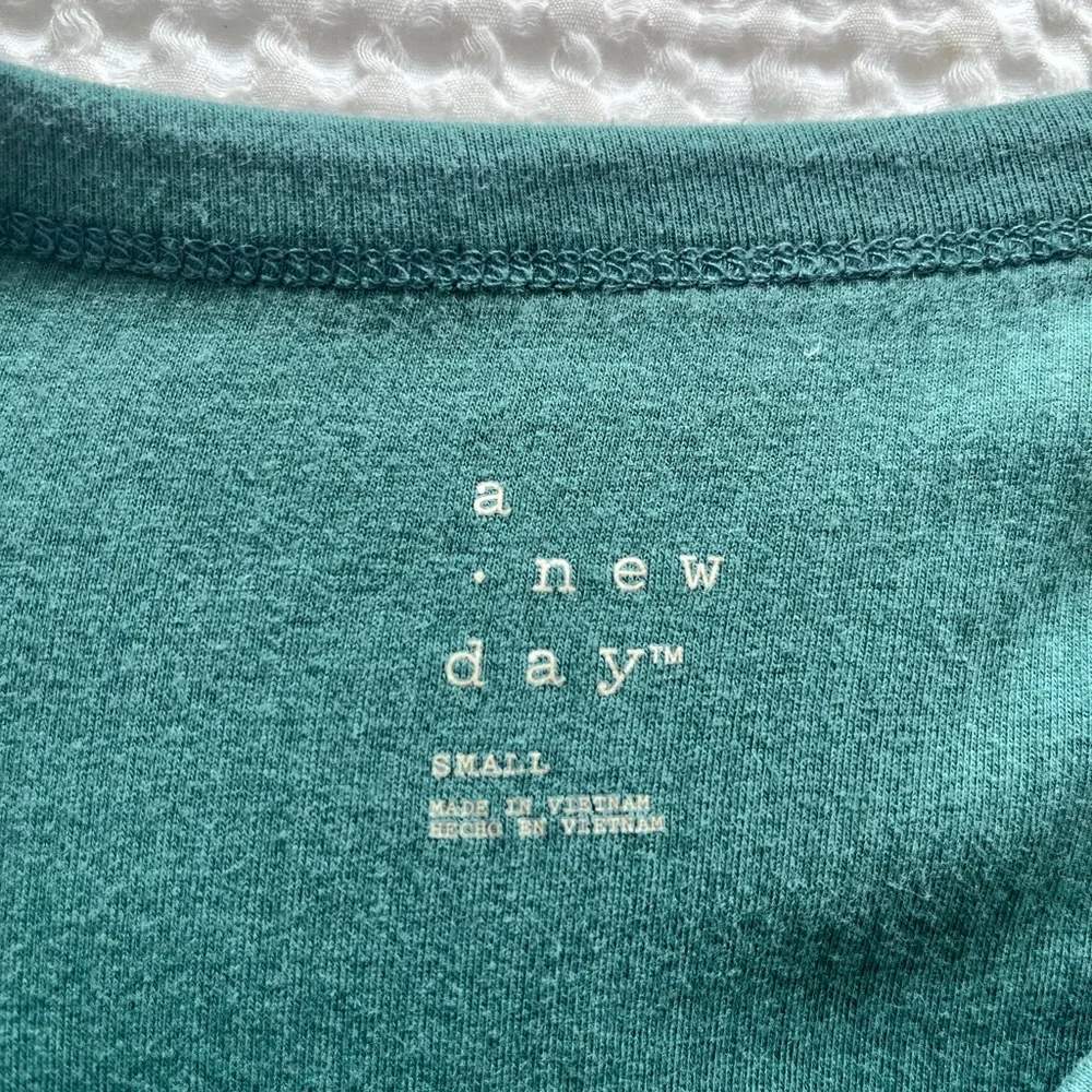 Green basic tshirt - Picture 2 of 2